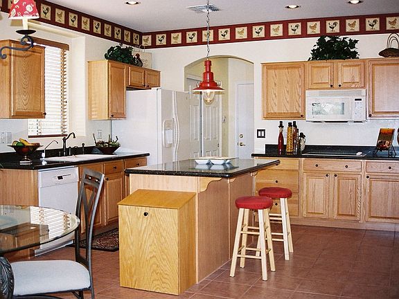 Kitchen w/silestone counters