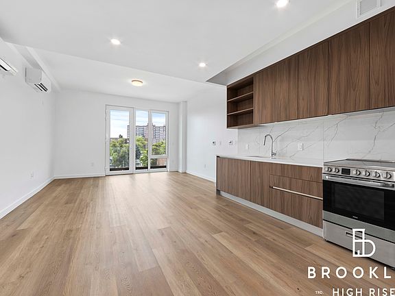 4th image of 50 E 10th St #611