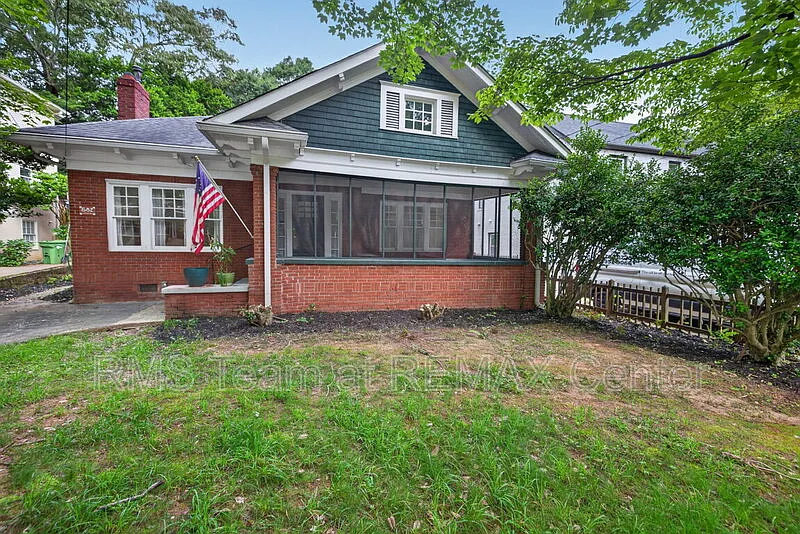 3 bed, 1.5 bath, 1809 sqft, $3,200 — Photo 1