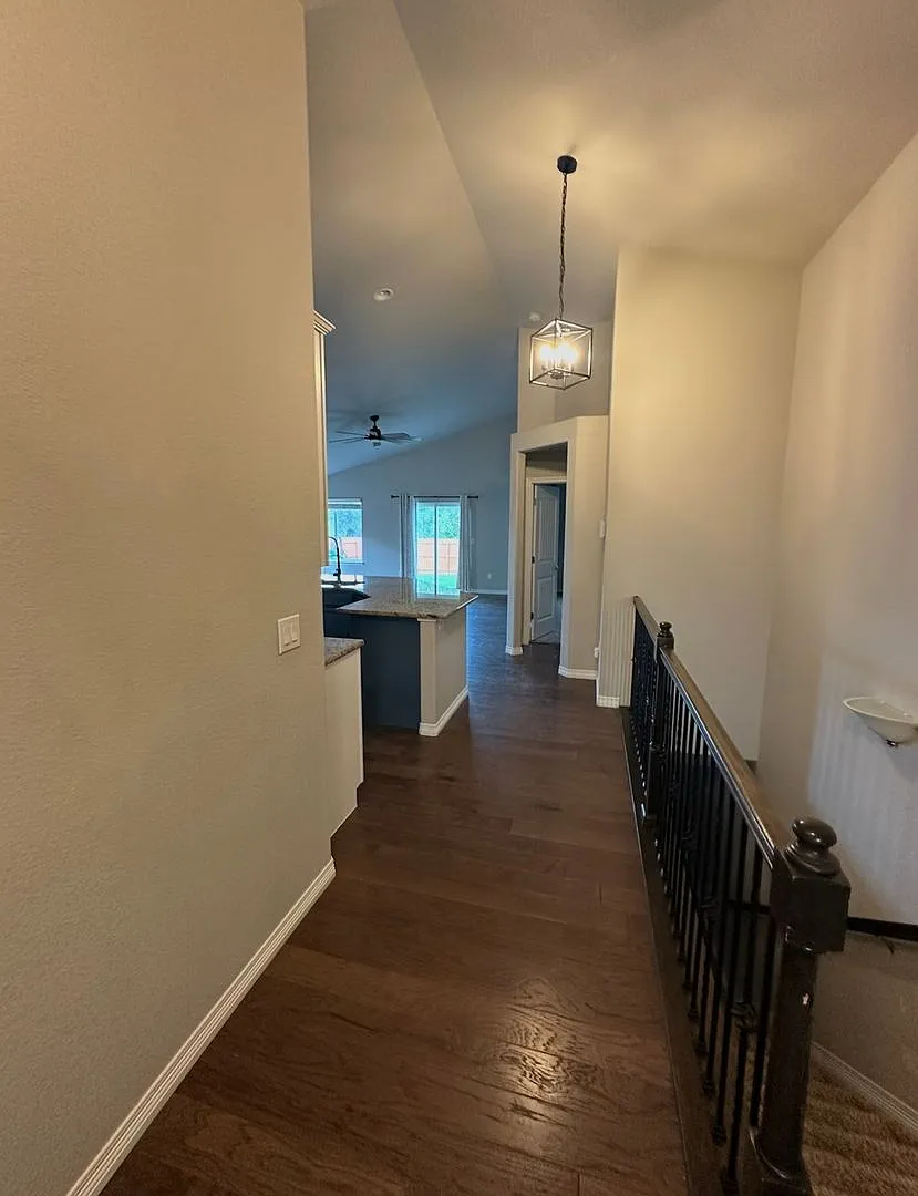 Spacious 5-Bed, 3-Bath Home — Photo 2