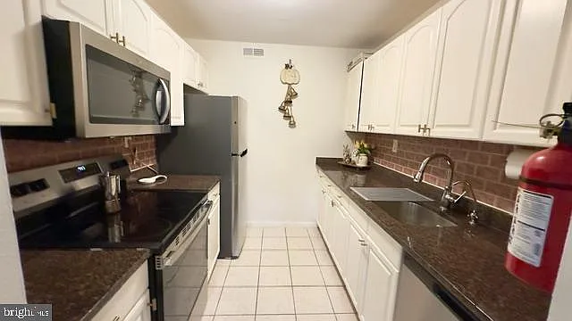 11 Twin Rivers Dr #M — Photo 7