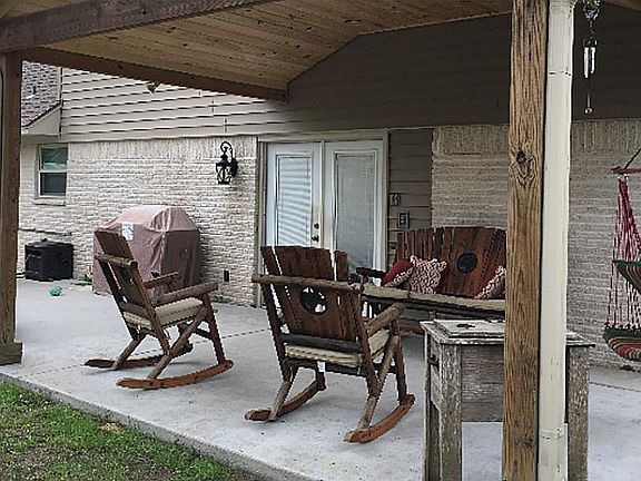 5th image of 301 Mimosa St