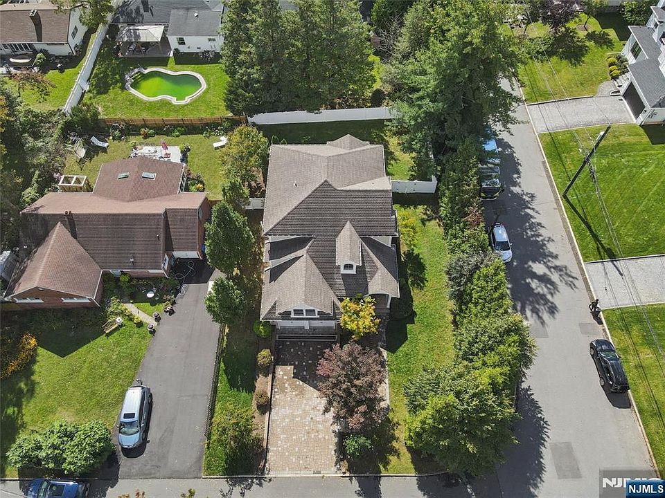 1st image of 84 Woodmere Lane