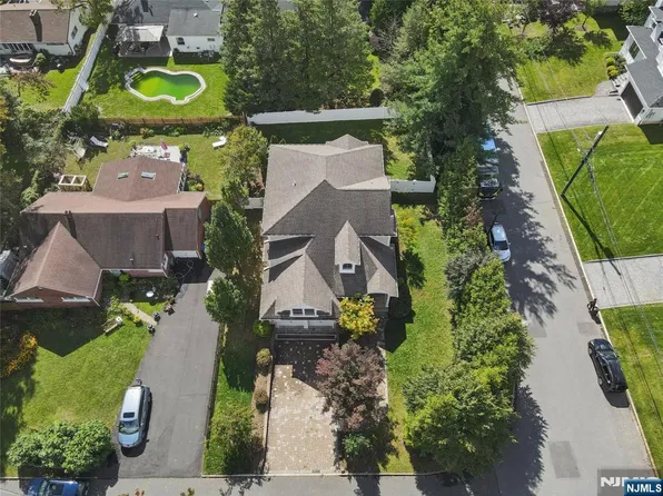 84 Woodmere Lane, Tenafly, NJ 07670