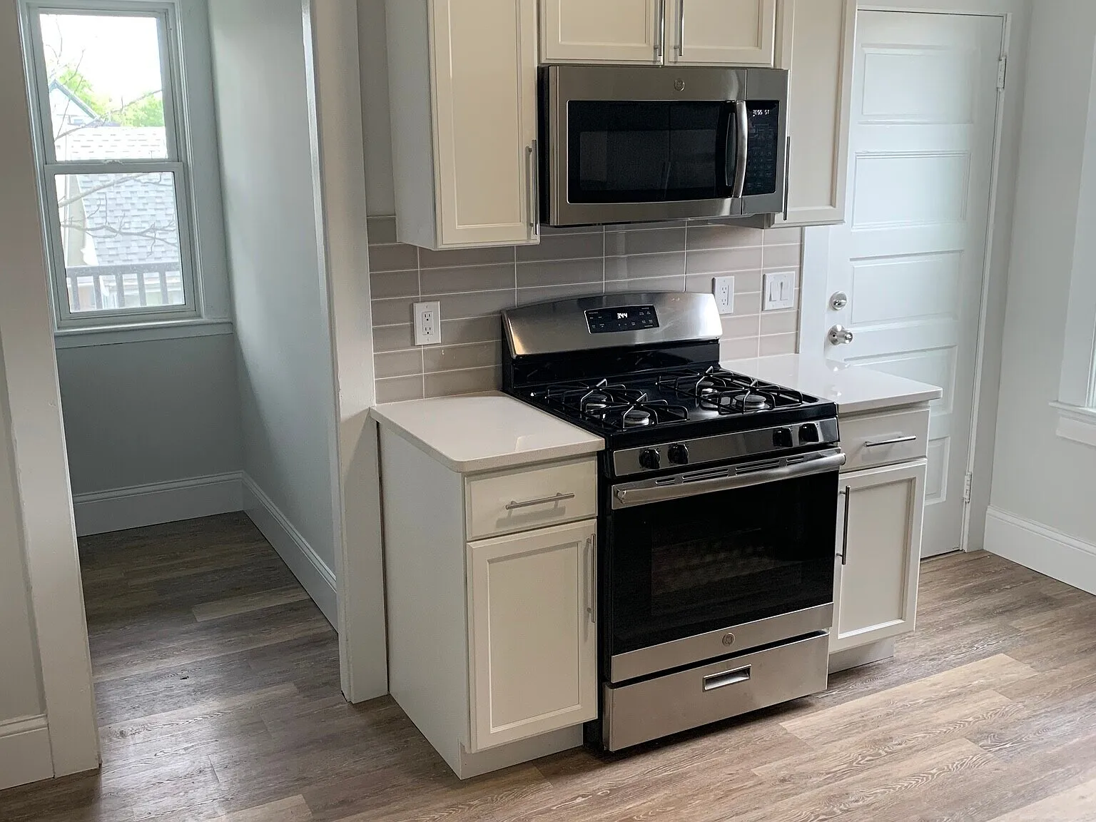 3 bed, 1017 sqft, $2,800 — Photo 2