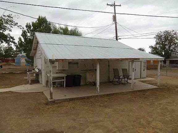 3 storage areas/workshop