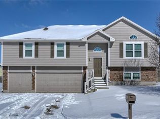 1112 NW Long Dr, Grain Valley, MO 64029