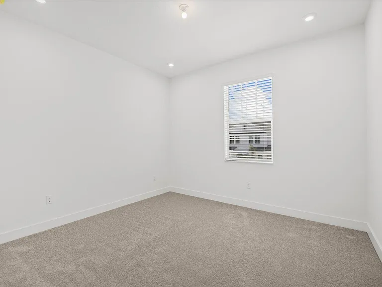 890 SW Newfield Pkwy — Photo 32