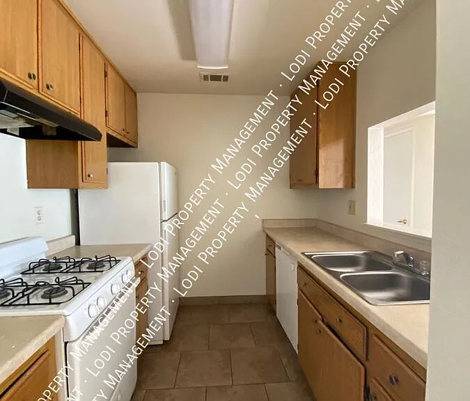 511 Almond Dr #2 — Photo 5
