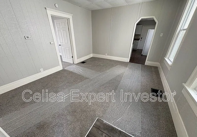4 bed, 1.0 bath, 1350 sqft, $1,350 — Photo 2