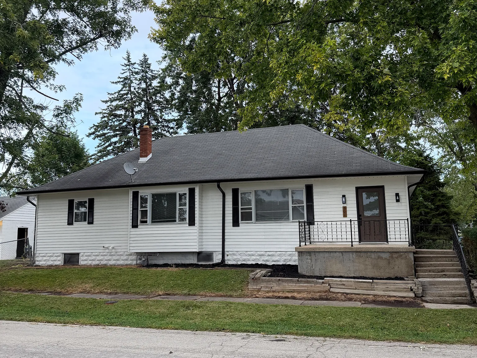 3 bed, 1.5 bath, 1915 sqft, $2,300 — Photo 1