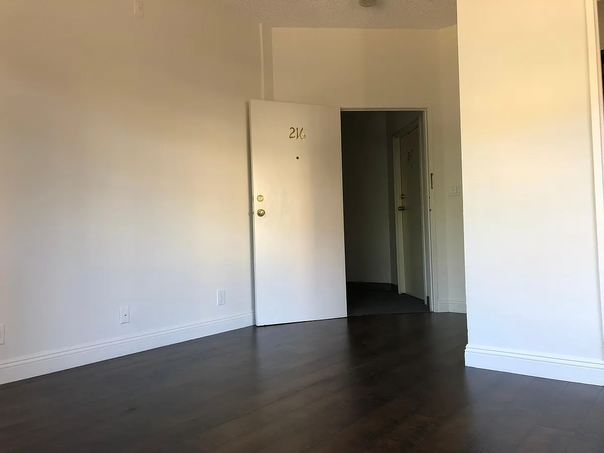 Building Photo - 704 Hartford Ave #216