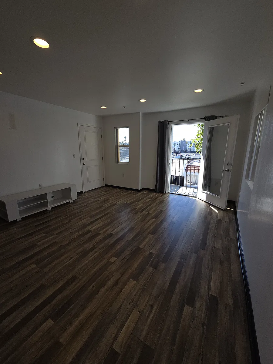 Building Photo - 14537 Archwood St #301