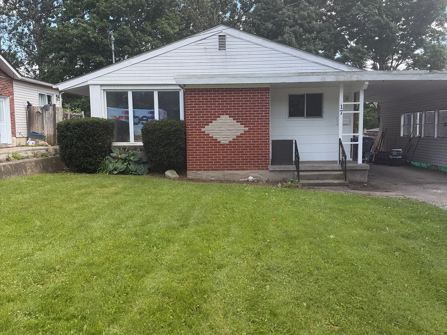 17 Laverne Ave Upper — Photo 1