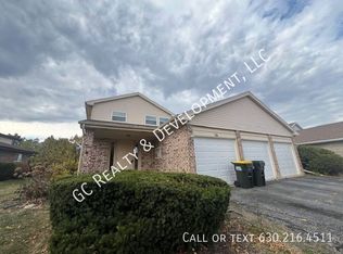 26 Terry Dr APT C, Roselle, IL 60172
