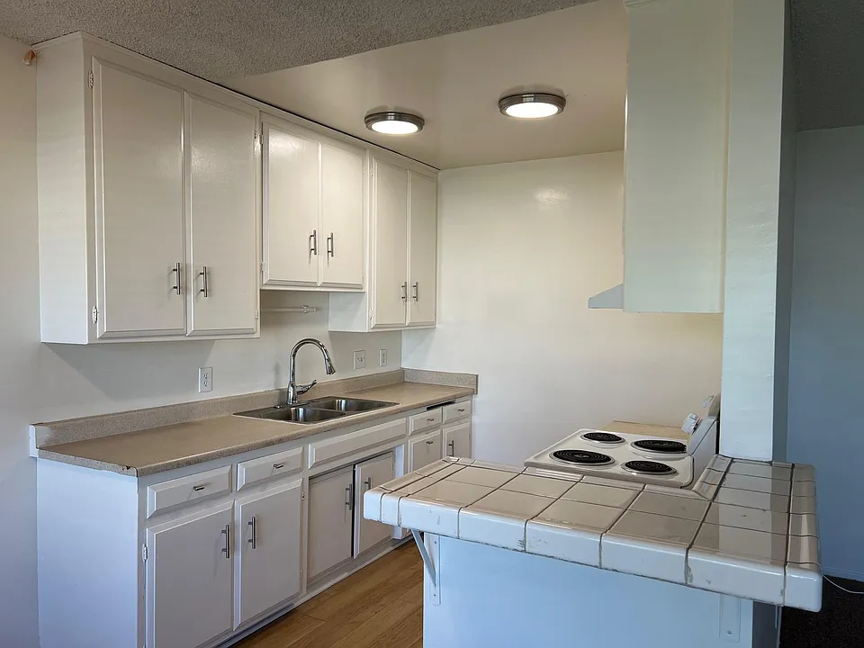 1318 W Gardena Blvd #L