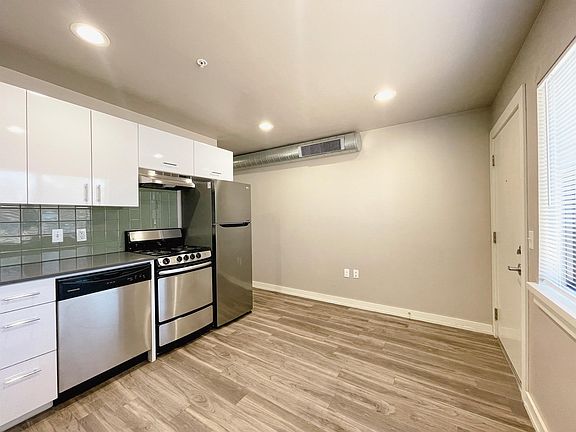 3rd image of 2000 N Blackwelder Ave #10753586