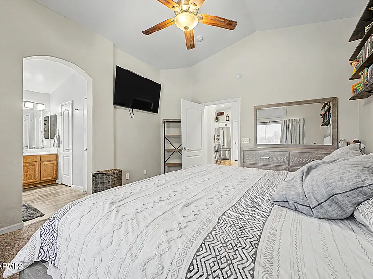 1119 E Pontiac Dr — Photo 12