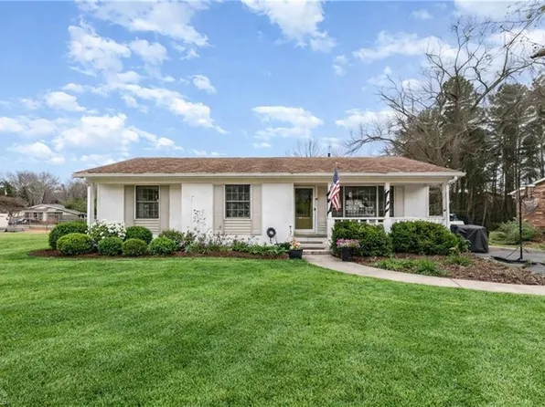713 Lake Dr, Kernersville, NC 27284
