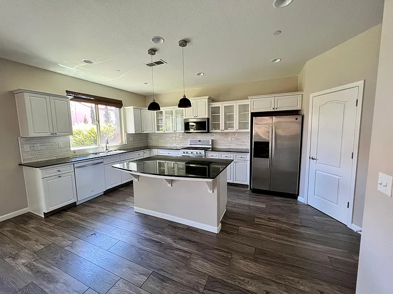 3558 Sussex Ave — Photo 2