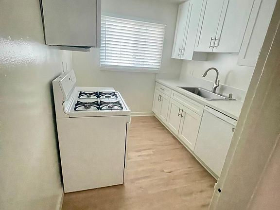 2nd image of 4330 Vineland Ave #15