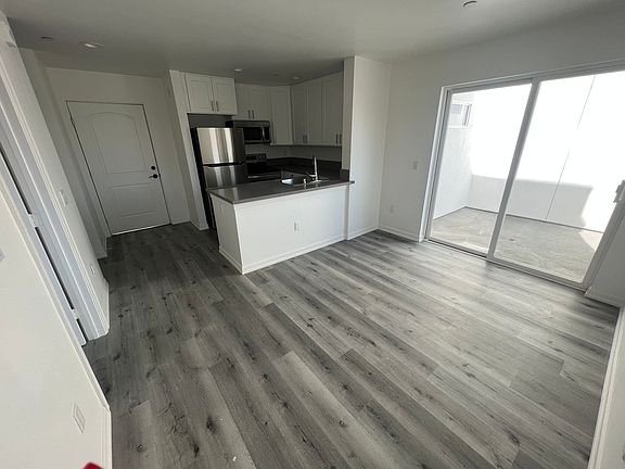 2nd image of 2428 Highland Ave #206