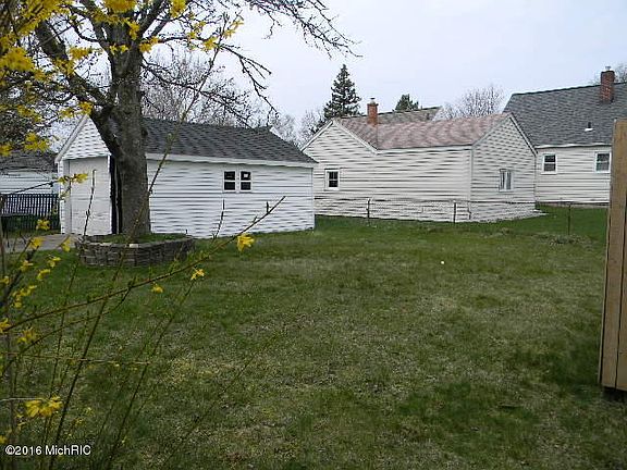 3rd image of 1355 Oaklawn St NE