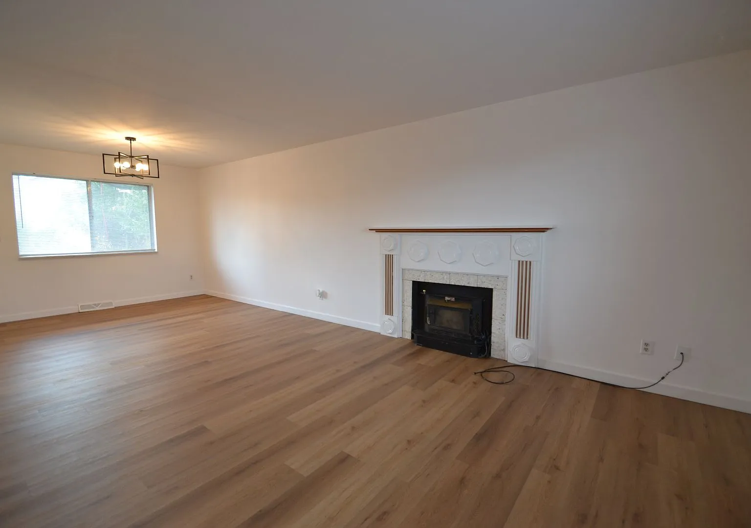 Available Now! 3 Bedroom plus Office, 3 Bathroom - Great Mountain View! — Photo 4