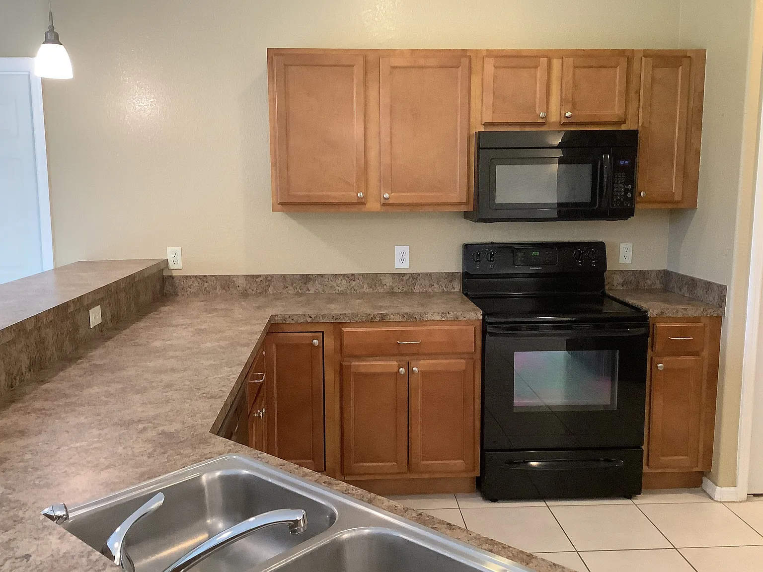 3 bed, 2.0 bath, 1762 sqft, $2,360 — Photo 2
