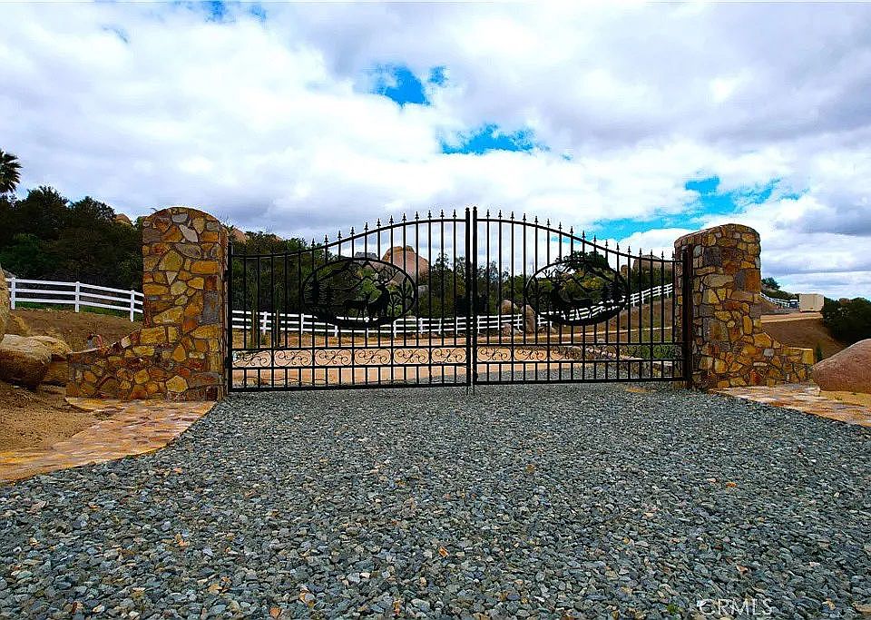 Stone Pilasters 20’ Entrance