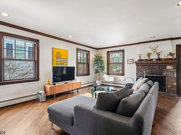 3rd image of 9 Dogwood Rd