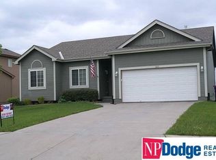 1813 Ridgeview Dr, Papillion, NE 68046