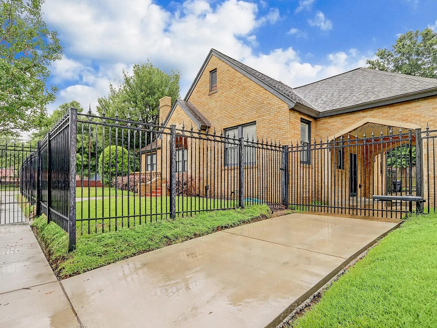 3 bed, 2.0 bath, 2617 sqft, $5,000 — Photo 2