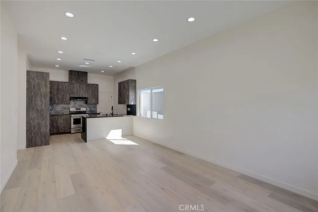 2 bed, 1000 sqft, $3,300 — Photo 3