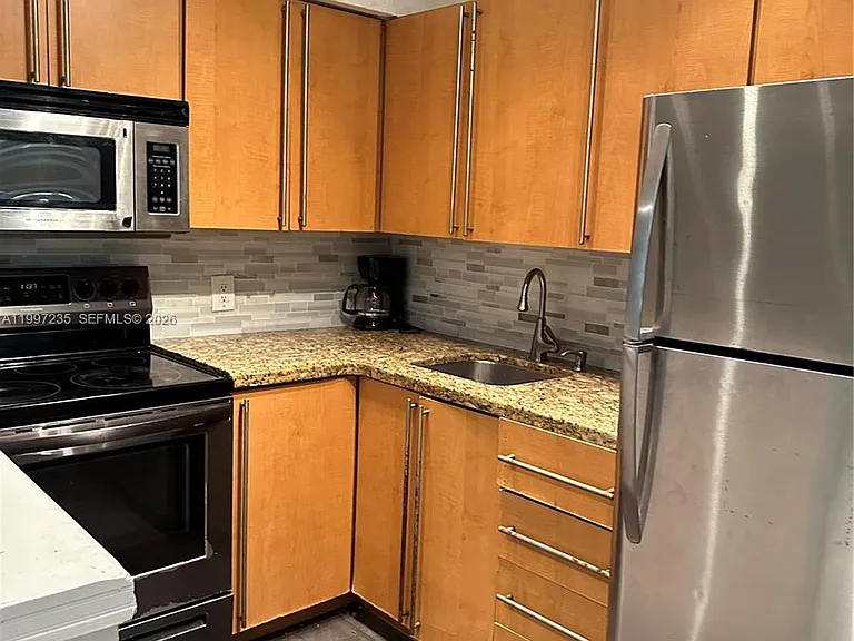8401 Crespi Blvd #3 — Photo 7