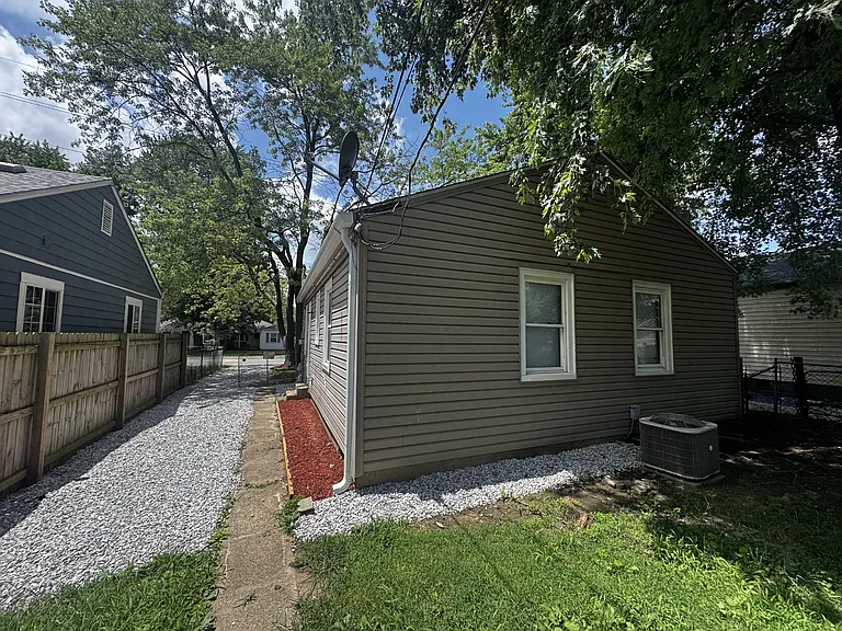 1225 N Somerset Ave — Photo 2