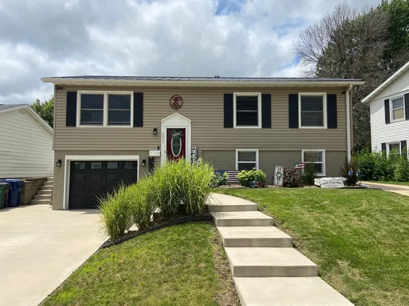 2253 Saint John Dr, Dubuque, IA 52002