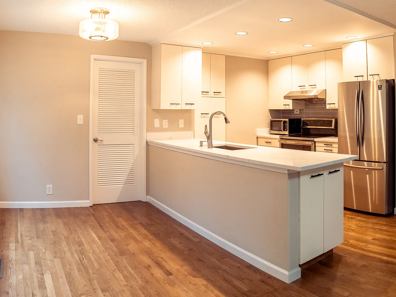 5 bed, 2950 sqft, $5,099 — Photo 3
