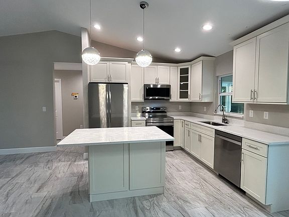 4th image of 3278 Langmaid Ave
