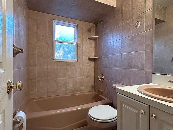 5th image of 384 Caswell Ave #1A