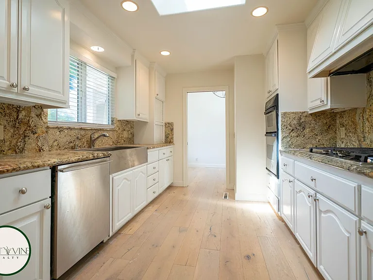 1492 Walbrook Dr — Photo 9