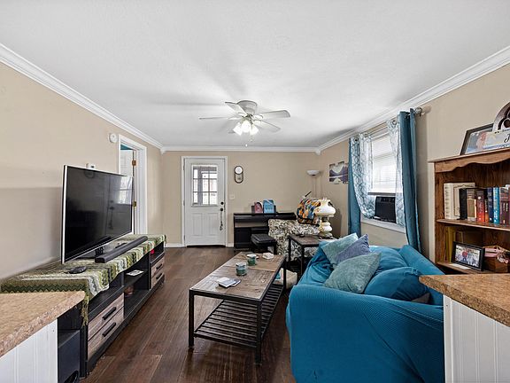 5th image of 506 Chestnut St