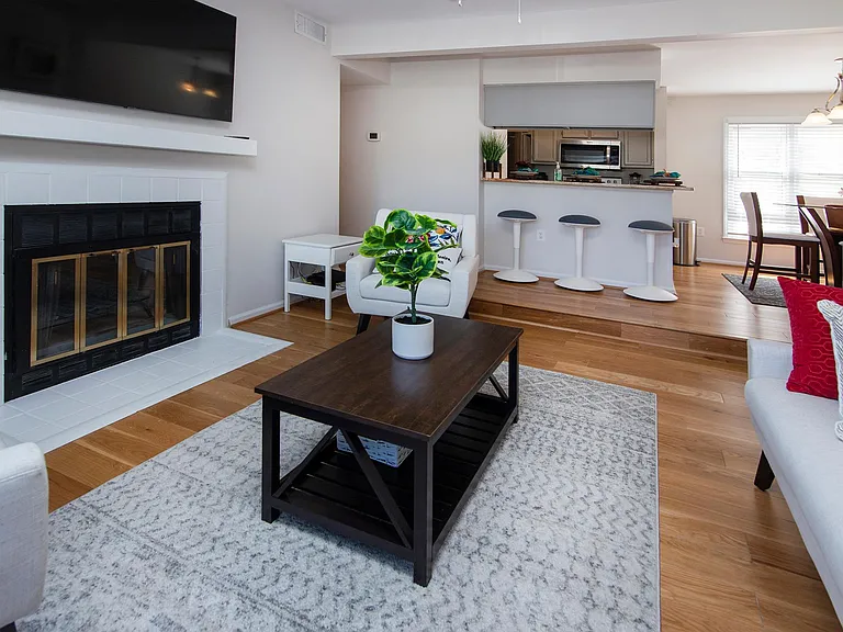 212 W 10th St #17 — Photo 4