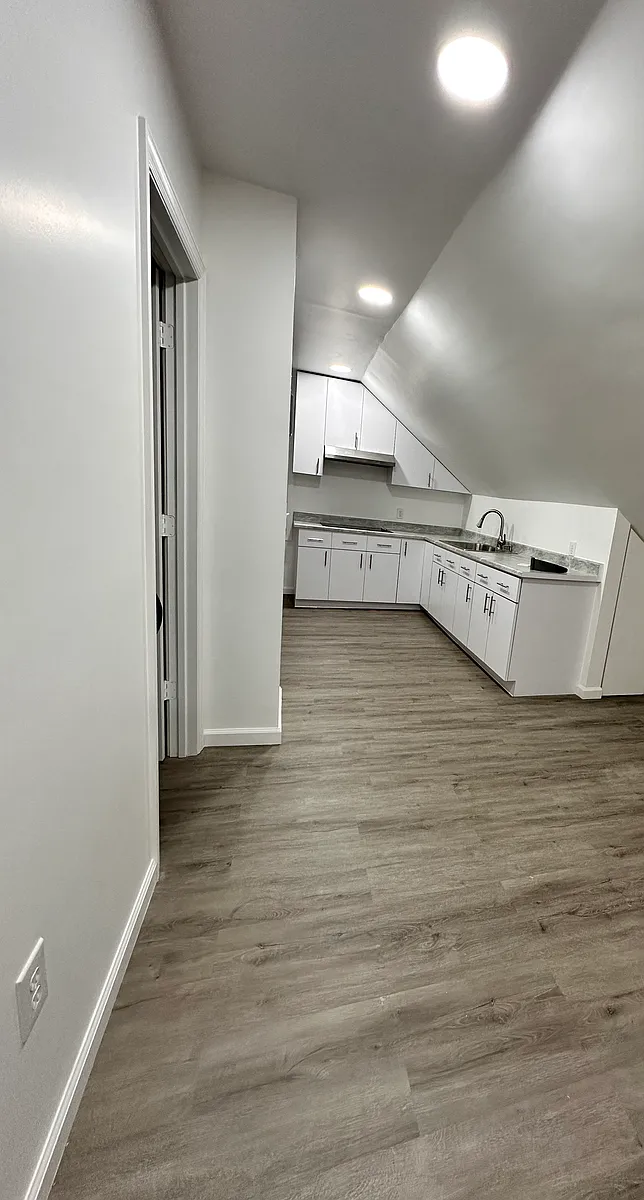 Building Photo - 440 E 19th St #5