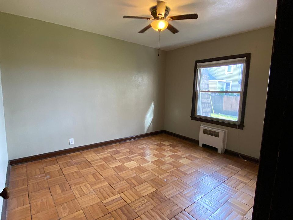 2nd image of 122 E Fellows St
