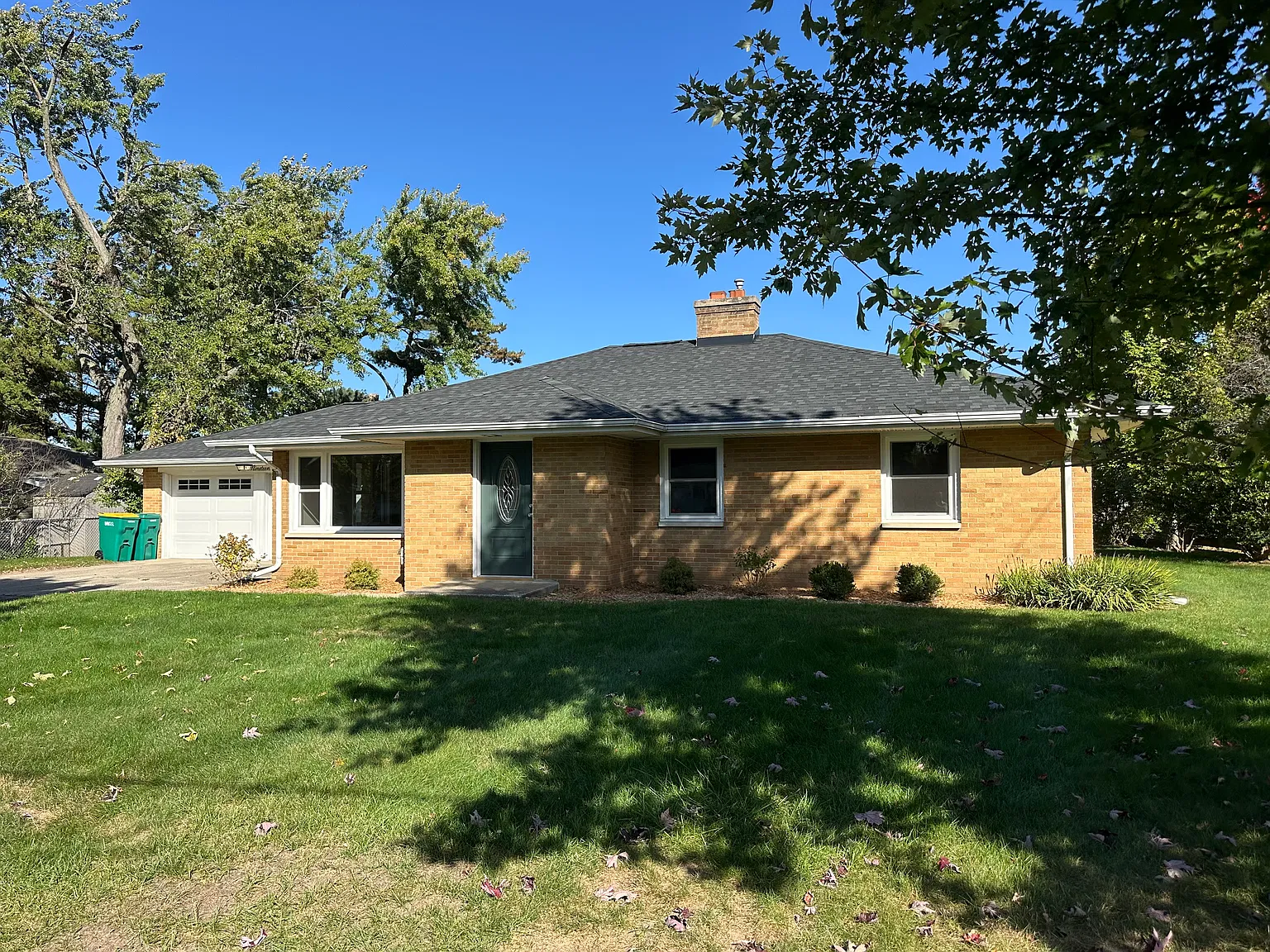 3 bed, 1300 sqft, $2,200 — Photo 3