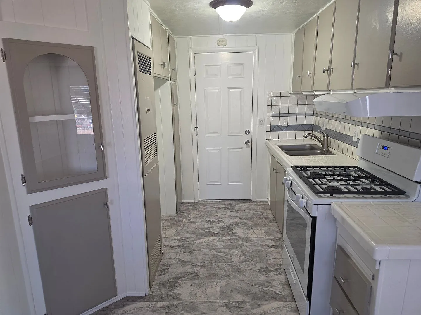 2 Bedroom Manufactured Home in Bullhead City — Photo 4