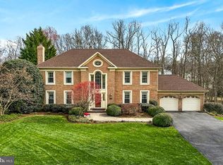 9527 Crosspointe Dr, Fairfax Station, VA 22039