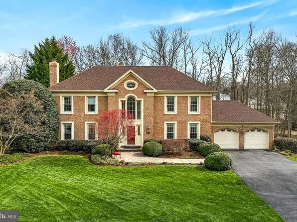 9527 Crosspointe Dr, Fairfax Station, VA 22039