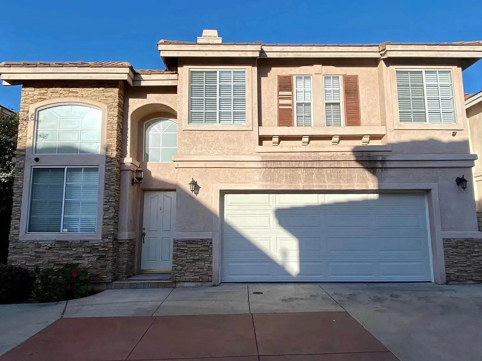 809 W Duarte Rd — Photo 2